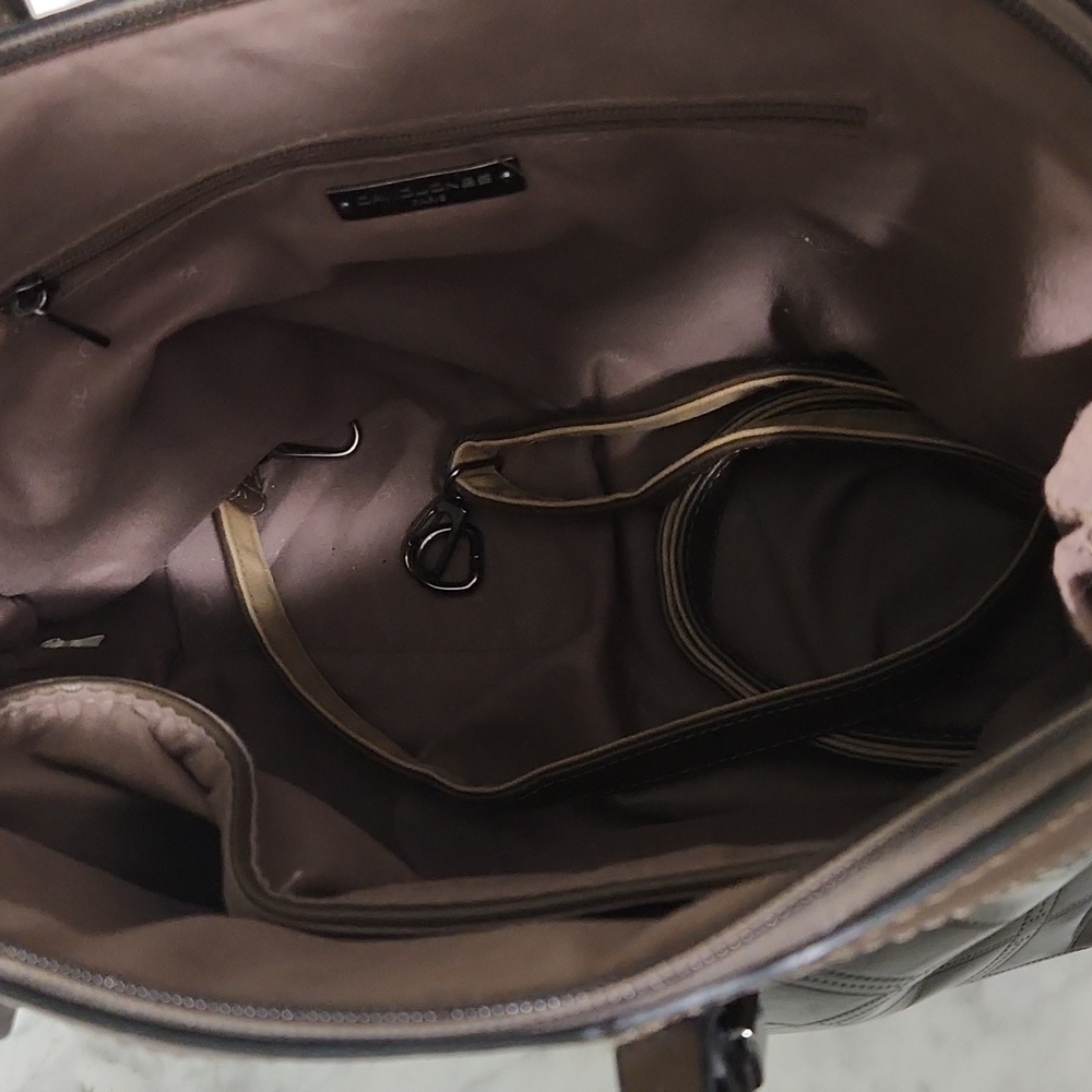 Pretty brown vinyl purse in very good condition by David Jones. - Picture 5 of 9